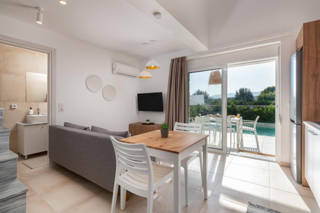 New Brand Loft: Beachside Retreat With Pool And Jacuzzi Villa